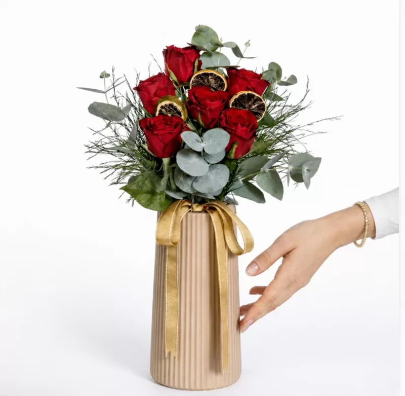 Desenli Vazoda Kırmızı Güller