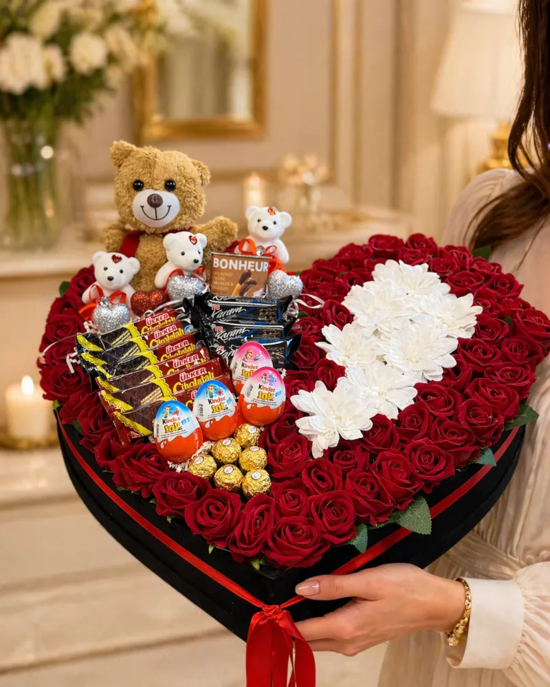 Büyük Kalp Kutuda Gül ve Çikolatalar