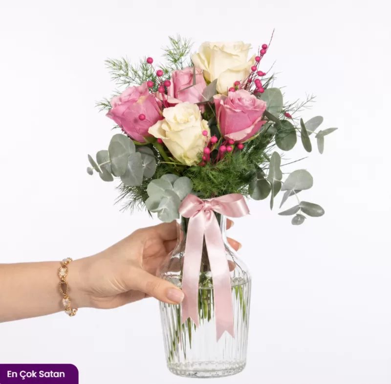 Cam Vazoda Renkli Güller