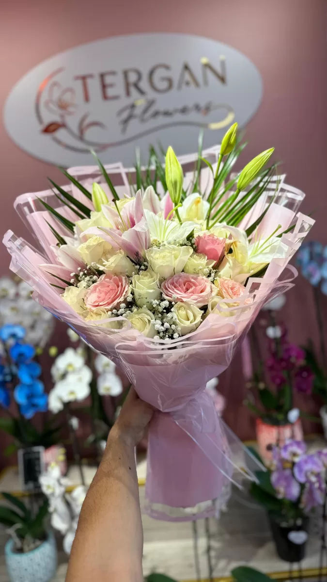 Lilyum ve Pembe Beyaz Gül Buketi