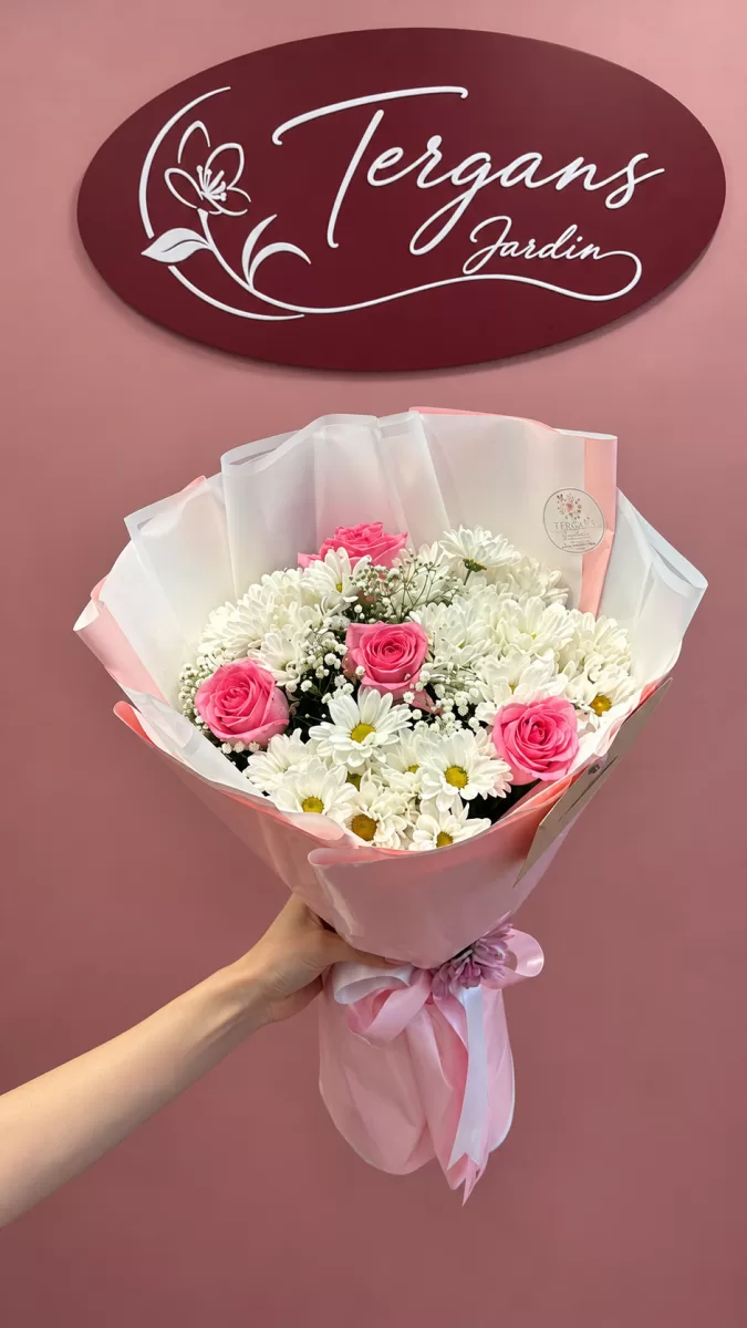 Papatyalar ve Pembe Güller Buketi