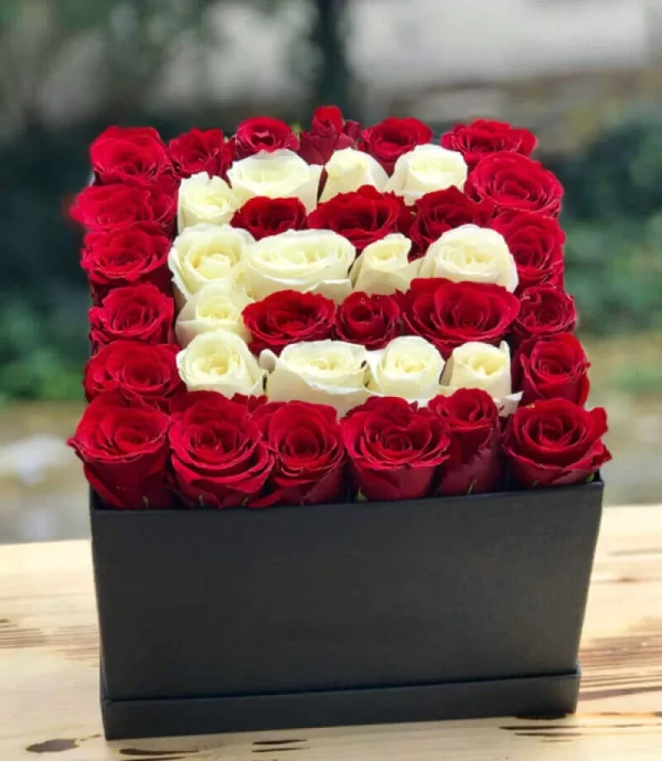 Kutuda Özel Kırmızı Beyaz Harfli Güller